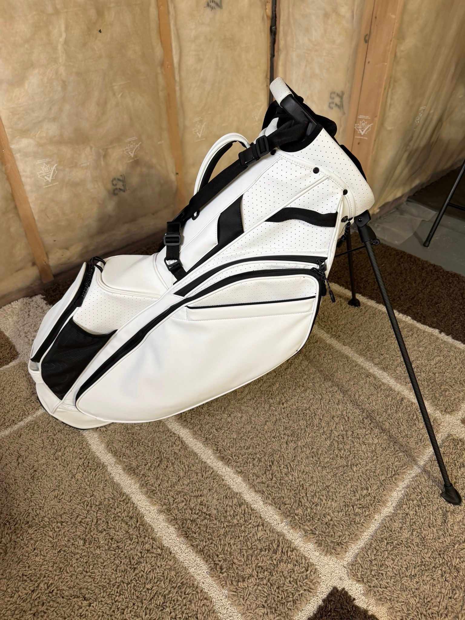 OGIO Ozone XX stand bag. Great shape. No rips or tears. Awesome