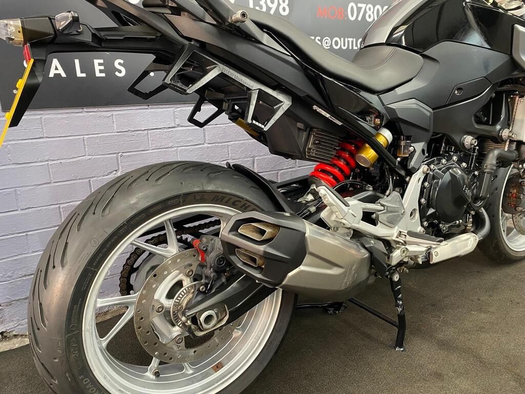 Is there an RPM limiter on the F900R?