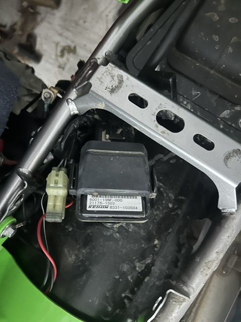 ジェリー What's causing clicking and buzzing on my KLX 300R after battery