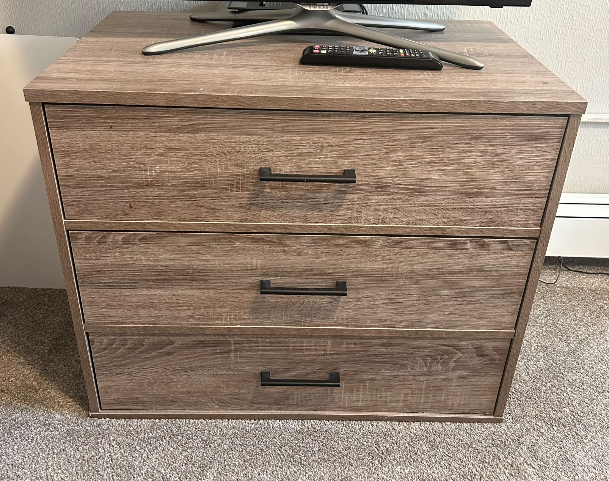 mixed material 3 drawer dresser medium brown Dresser, solid wood. Good condition. Minor nicks and scratches. 36