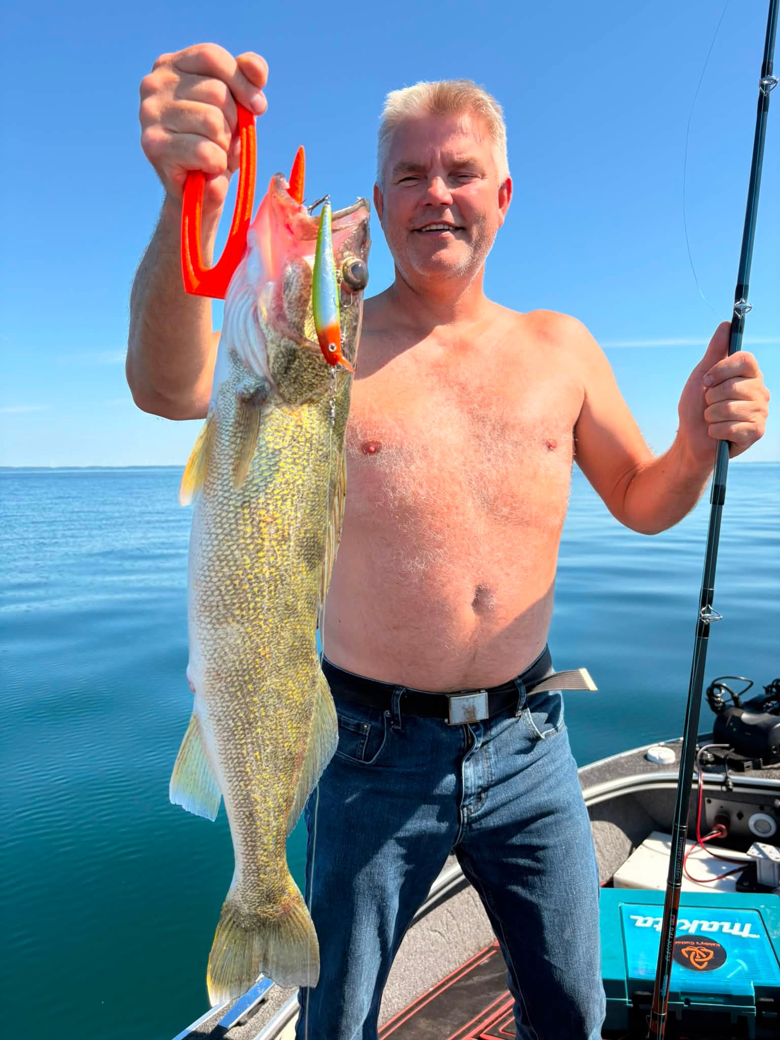 cheezburger on a fishing pole Poles I Can Has Cheezburger? -