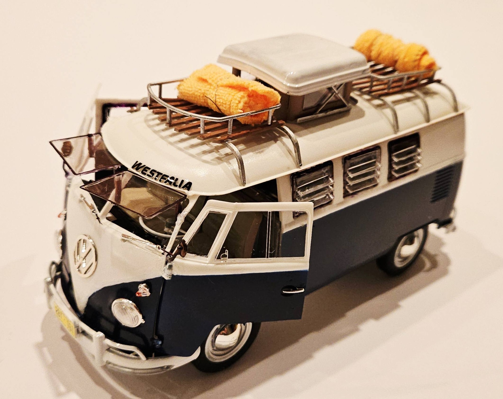 VW T2 Camper in scale 1:24 built by Tim Kolankiewicz