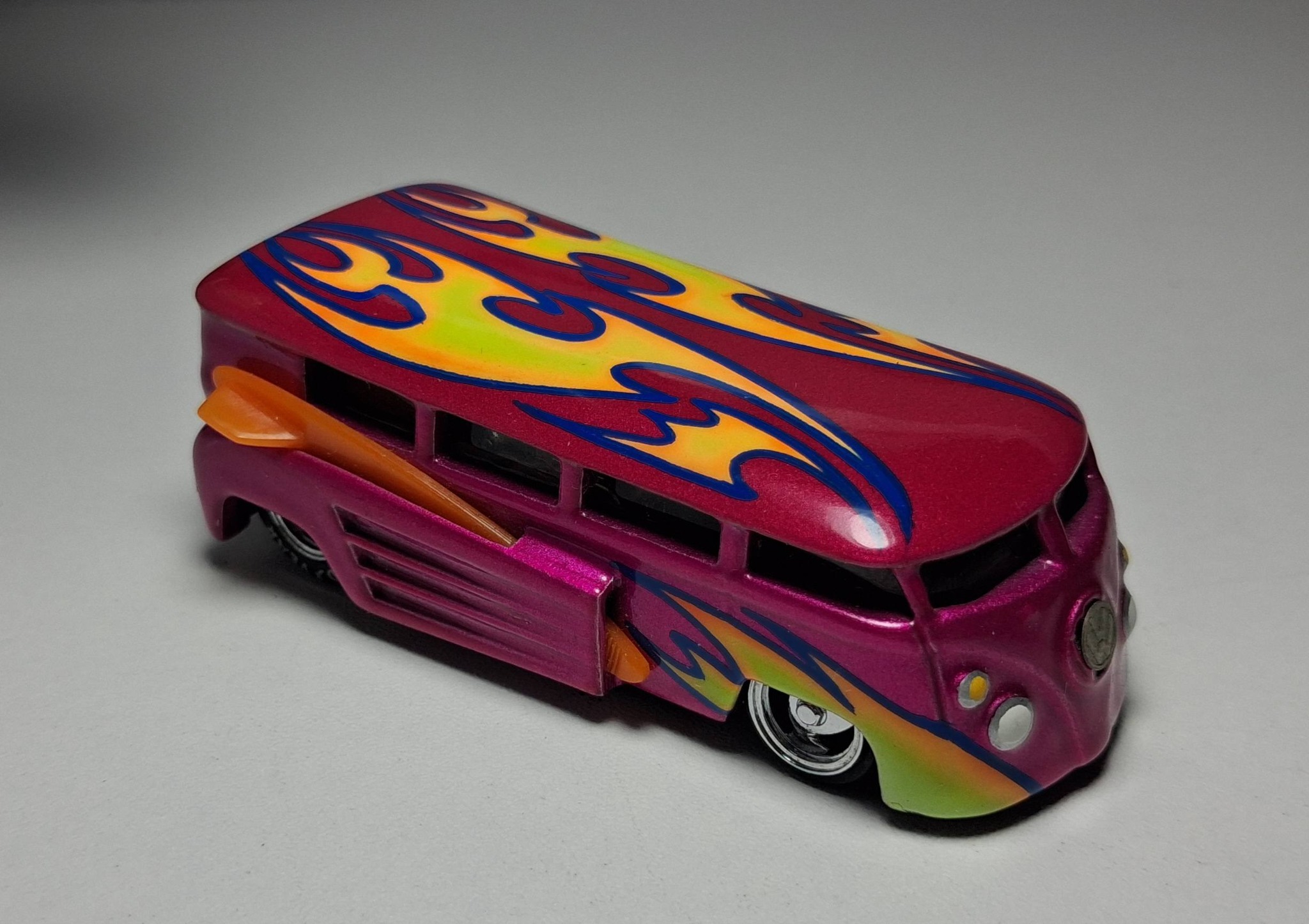 kustomcity tiki mr.g. vw bus 2台セット This is a kustomcity tiki master stretched drag bus