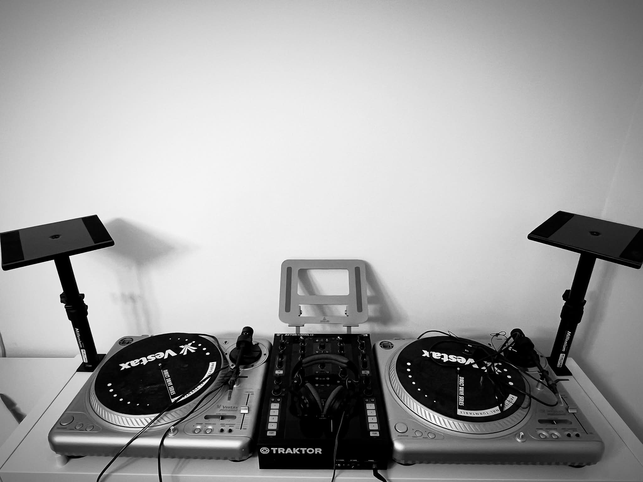 Vestax PDX 2000 Mk2 DJ setup with Kontrol Z2 and IKEA Kallax stand