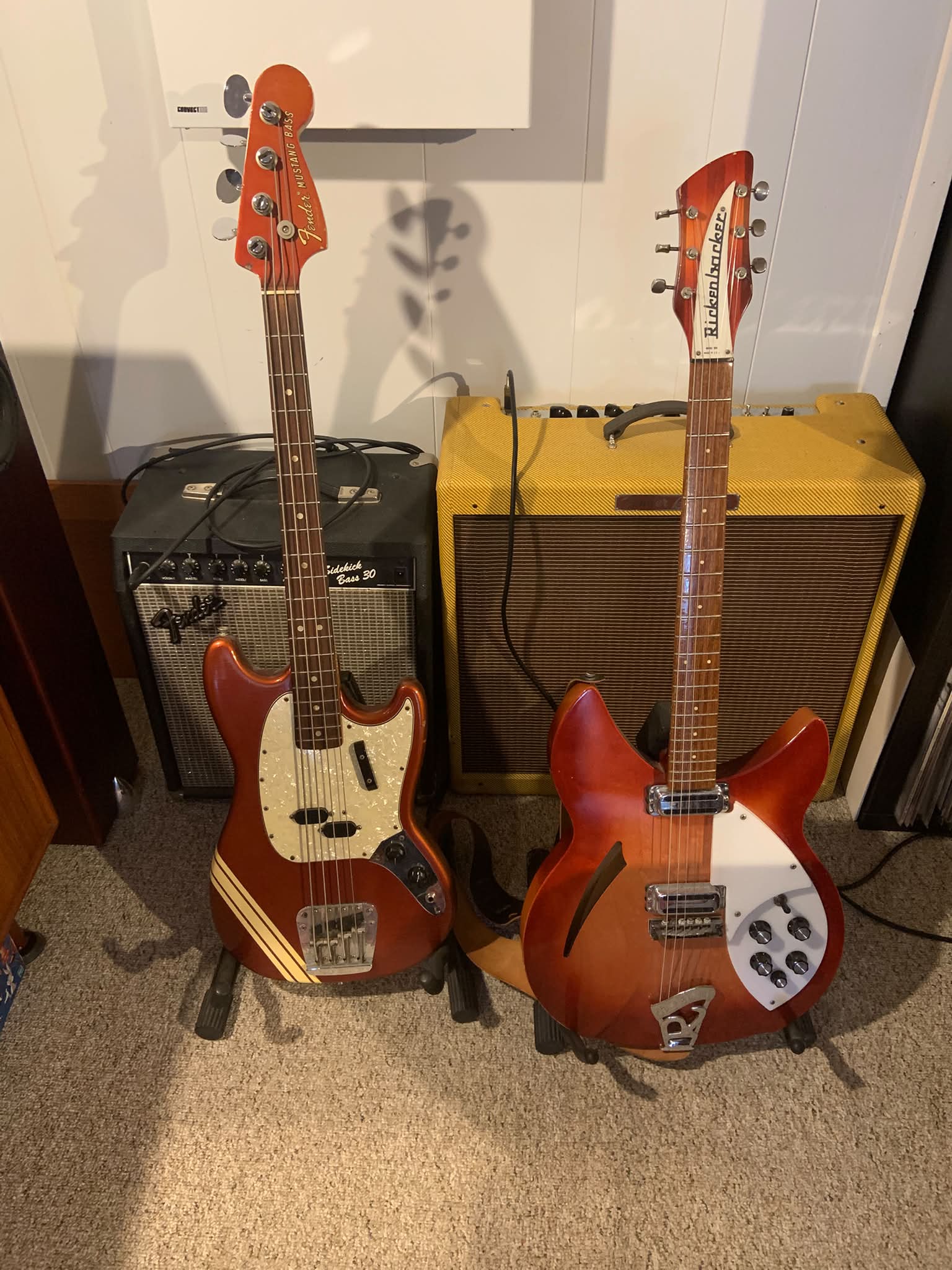 A fan-favorite for its punchy short-scale tone, this Fender Japan