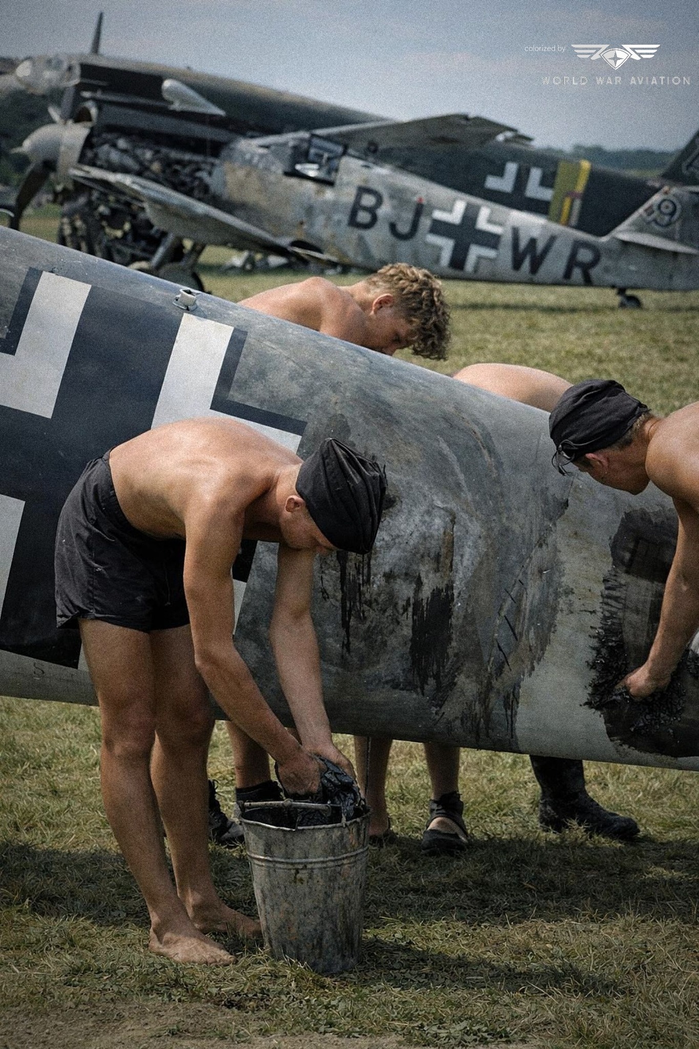 The Second World War in Colour | Ground crew scrub off the painted ...