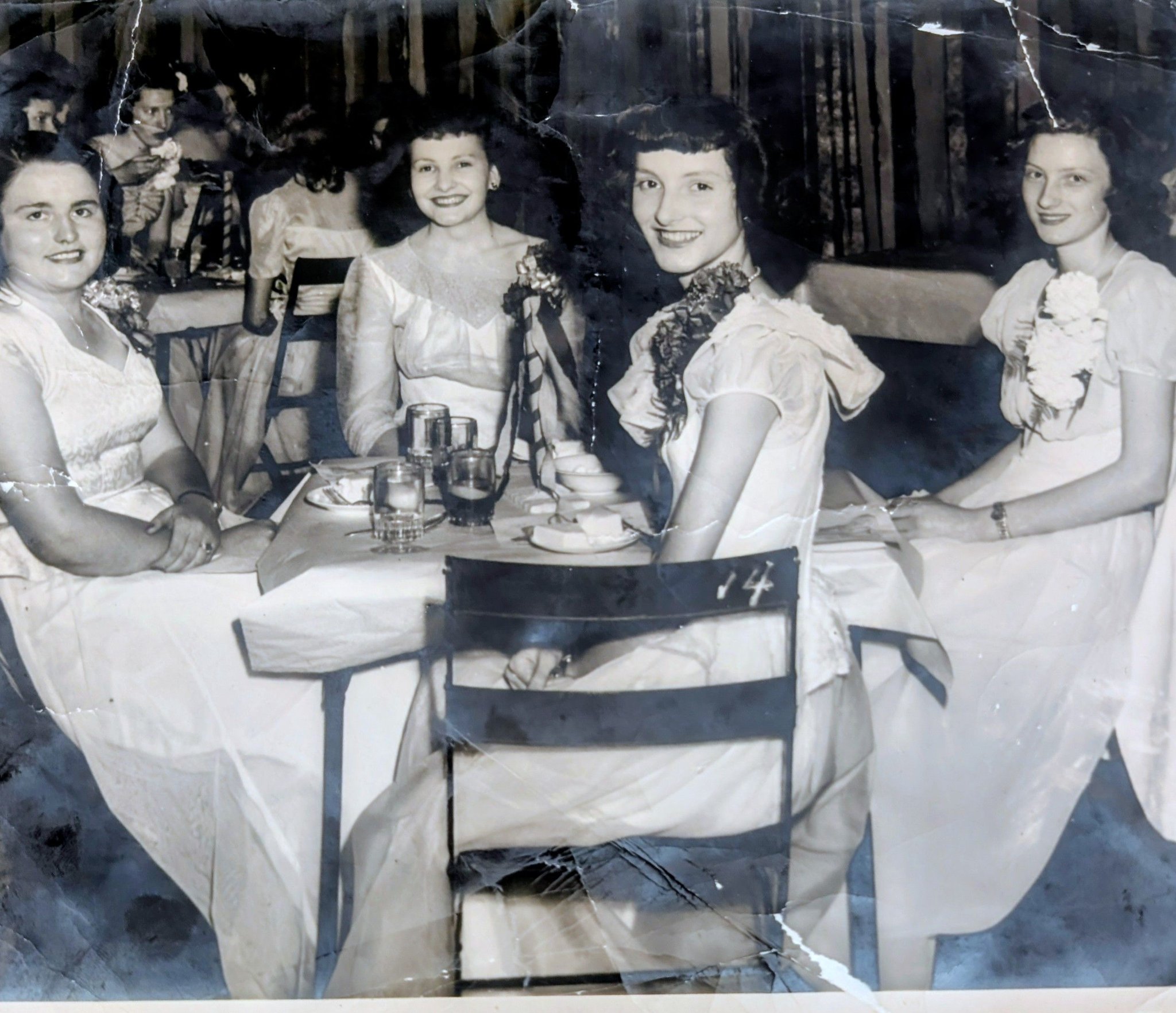 写真とは何か 写真集「What is a Photograph?」Prestel Old photo of ladies from Mount Pleasant, TN in 1947/48 - Can you