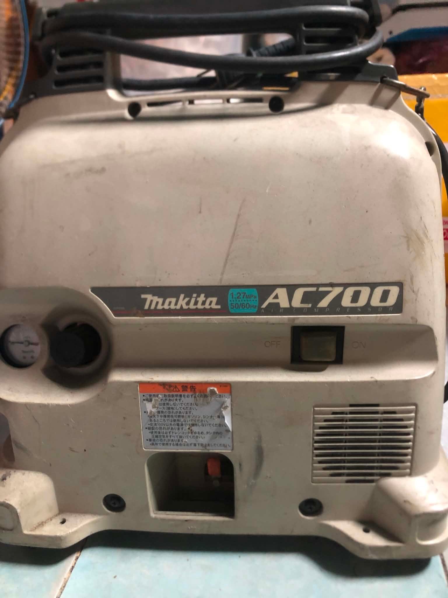 ? ? Máy nén khí Hiệu Makita AC700. Anh Chị cần ib ủng hộ em nha 
