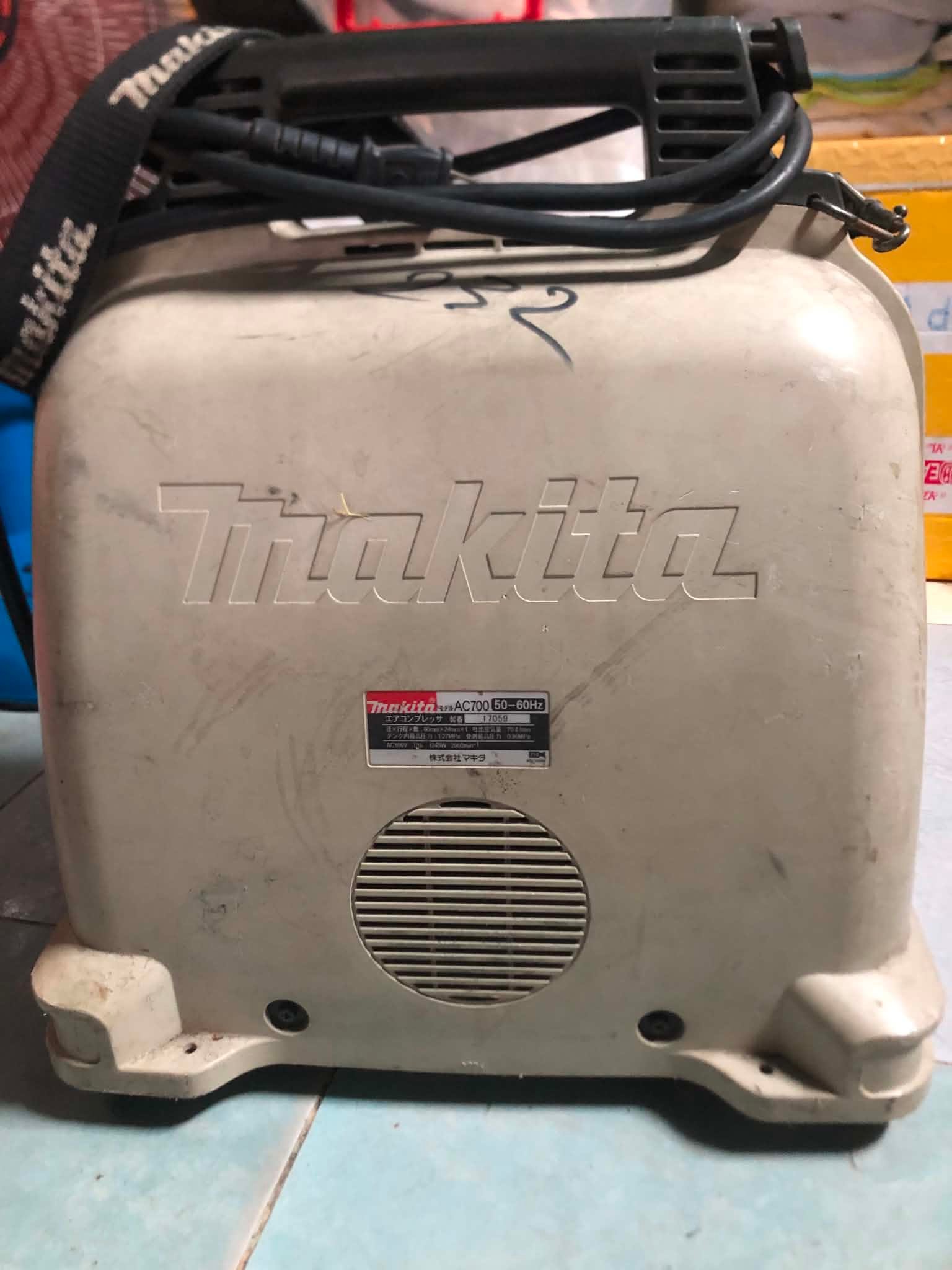? ? Máy nén khí Hiệu Makita AC700. Anh Chị cần ib ủng hộ em nha 