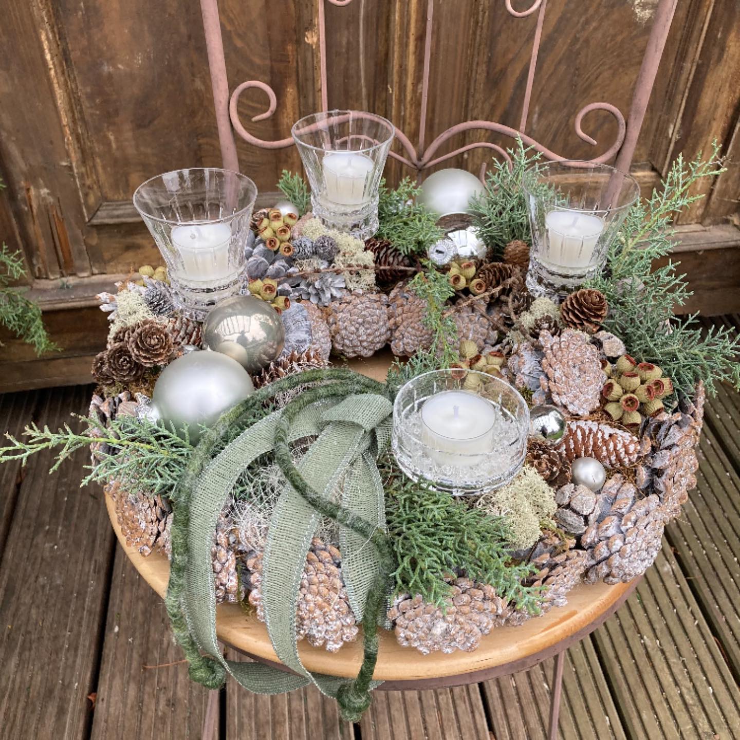Adventskränze 2024~🌲🌲🌲 Dieser Adventskranz ist wieder ein Einzelstück…eigentlich sind das alle Kränze die ich gestalte.🤗 Nachhaltigkeit ist mir wichtig und die Zypresse duftet herrlich nach Weihnachten.🎄 ‼️Bei Interesse melde dich gern unter