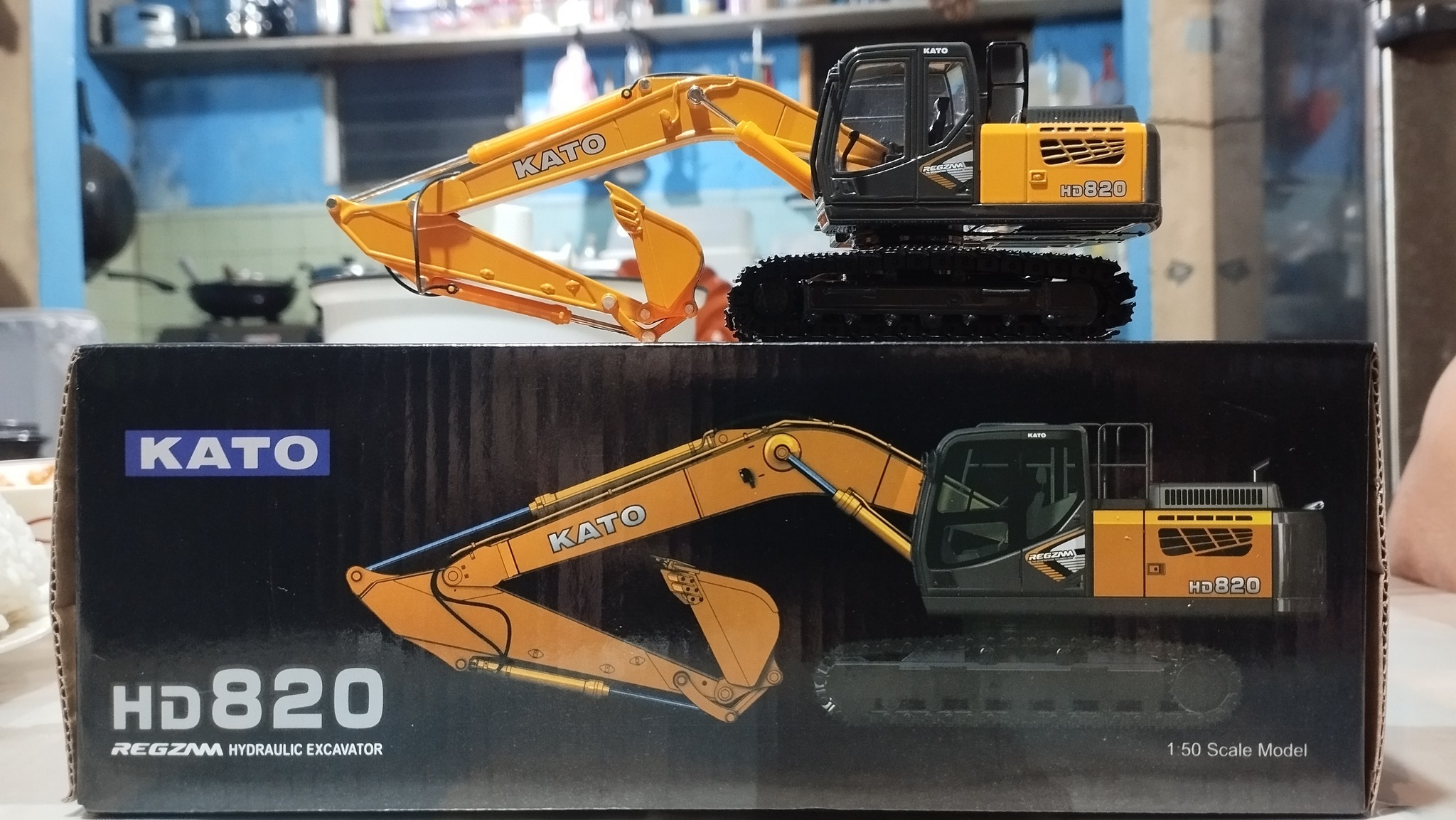 Escavatore cingolato Kato HD820 pressofuso in scala 1:43 di Goodswave dal Giappone - Italia