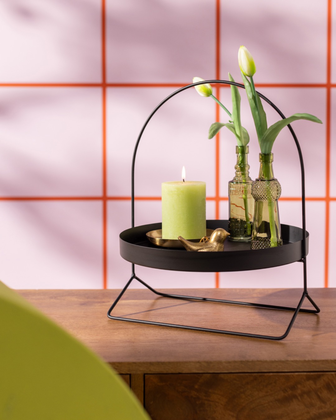 Unser schlichtes, schwarzes Deko-Tablett mit Griff ist die perfekte Bühne für deine Deko-Ideen. Ob mit Blumen, Kerzen oder kleinen Deko-Objekten – dieses Tablett lässt sich immer wieder neu gestalten und sorgt für