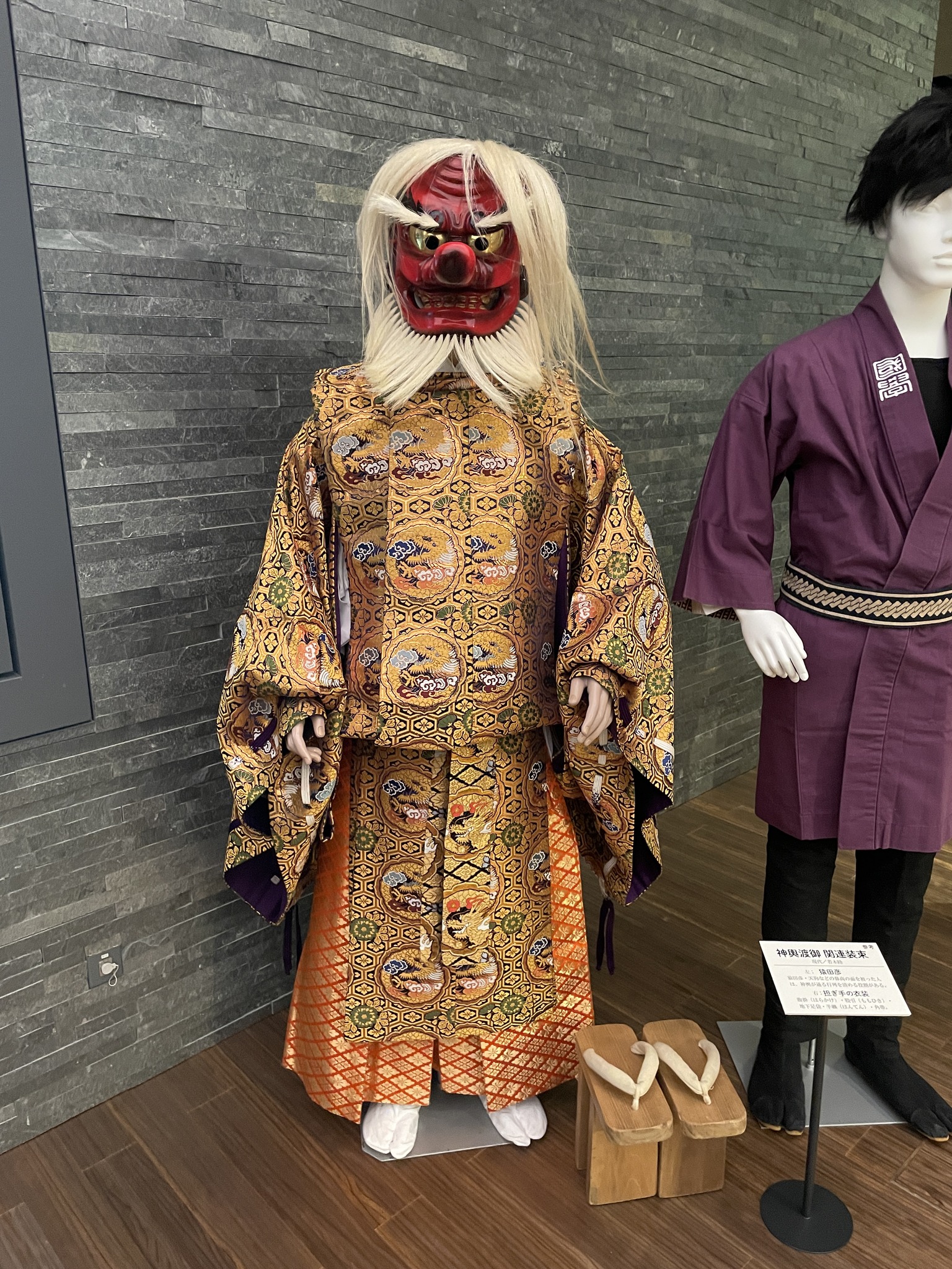 INFORMATION ／「猿田彦」装束も展示中！] こちらは本学の神輿サークル