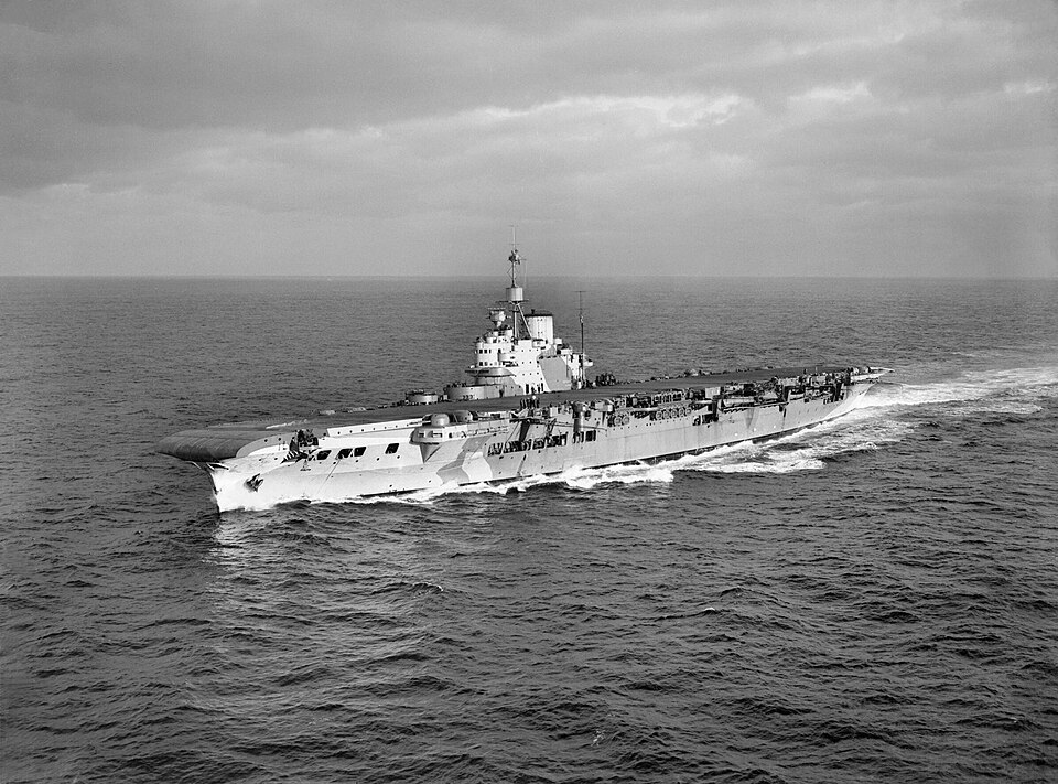 ビクトリアス1942 Illustrious class carrier HMS VICTORIOUS at anchor in Leyte Gulf
