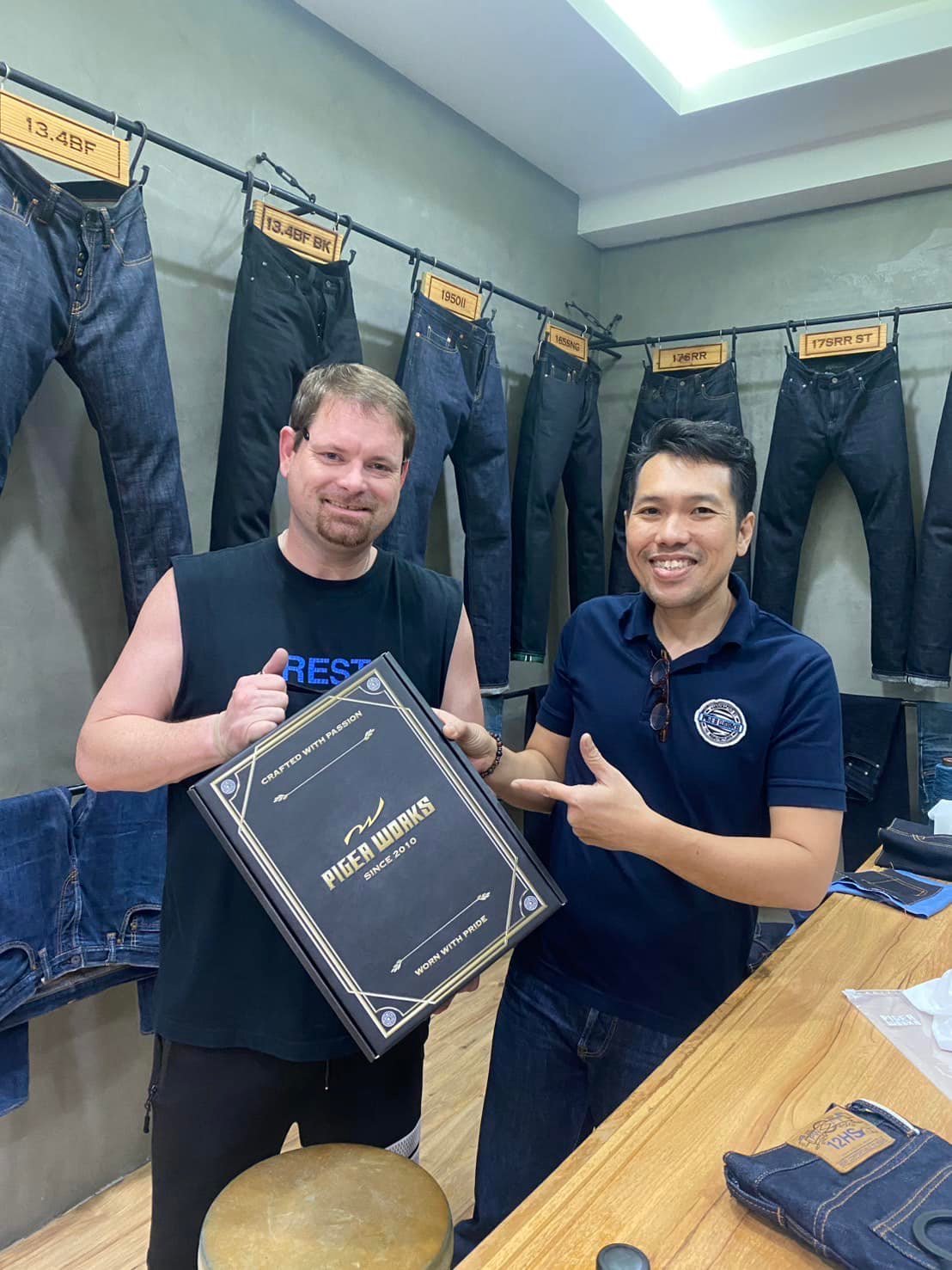 PIGER - Mr.James Stavy และเพื่อน เลือกกางเกงยีนส์ผ้ารหัส 13.4BF Black ...