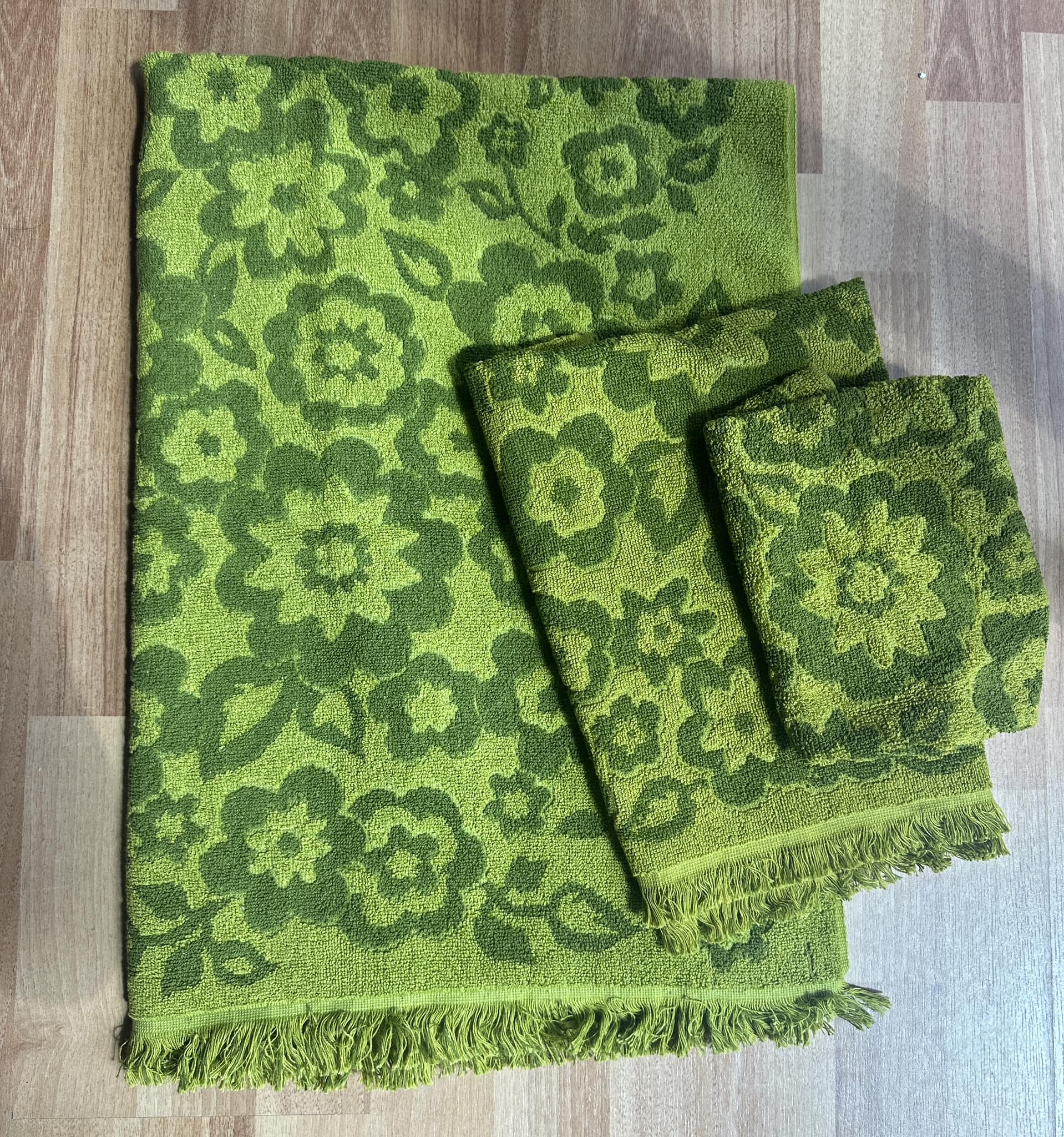 Vintage 1960s towels in excellent condition found at thrift store display picture 1