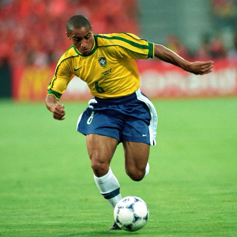 Roberto Carlos poses with the União São João jersey, where he