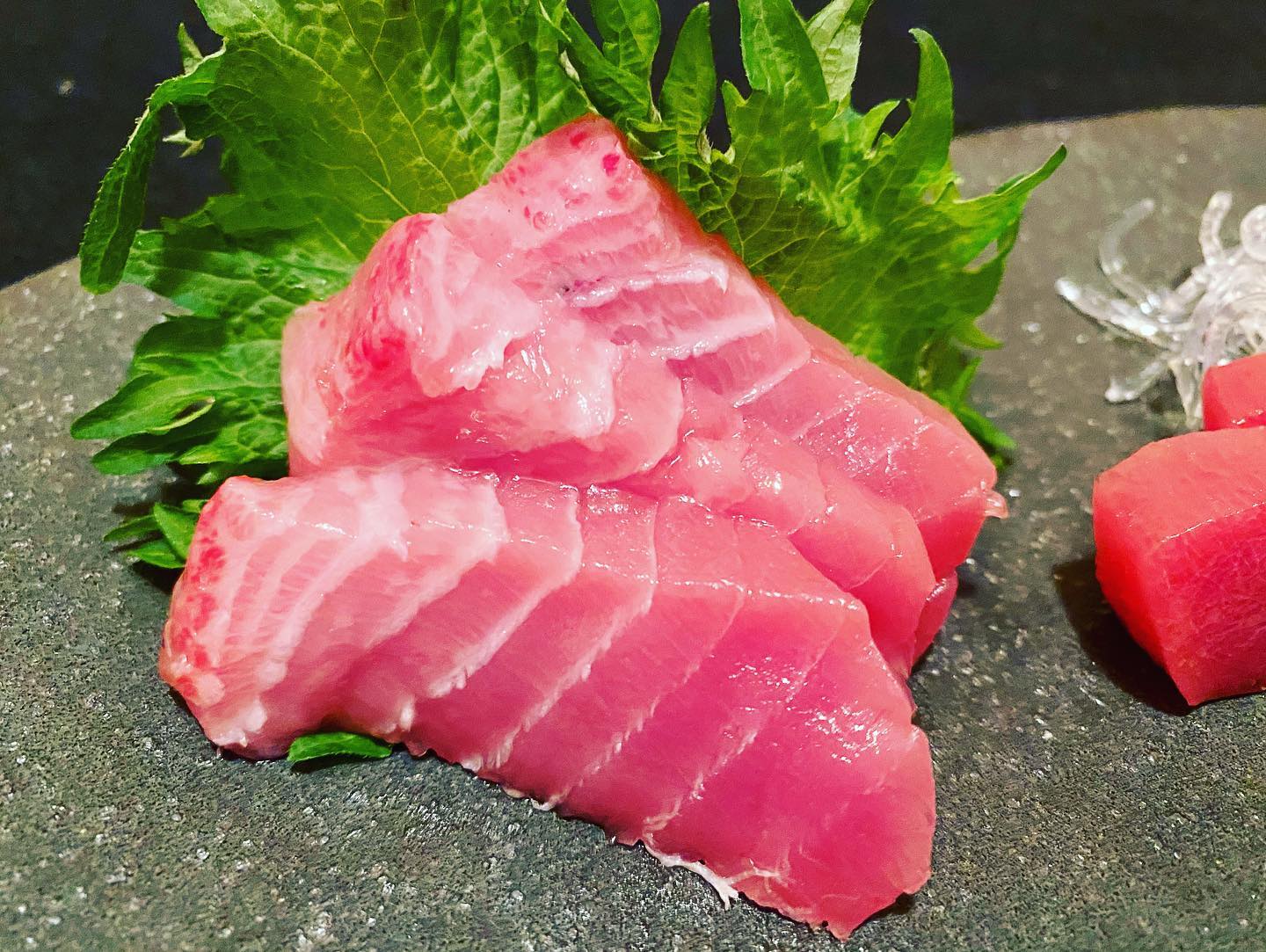 海鮮居酒屋 輪花 わっか 中トロまぐろ 天然真鯛 平造り 天然真鯛 焼き霜造り Facebook
