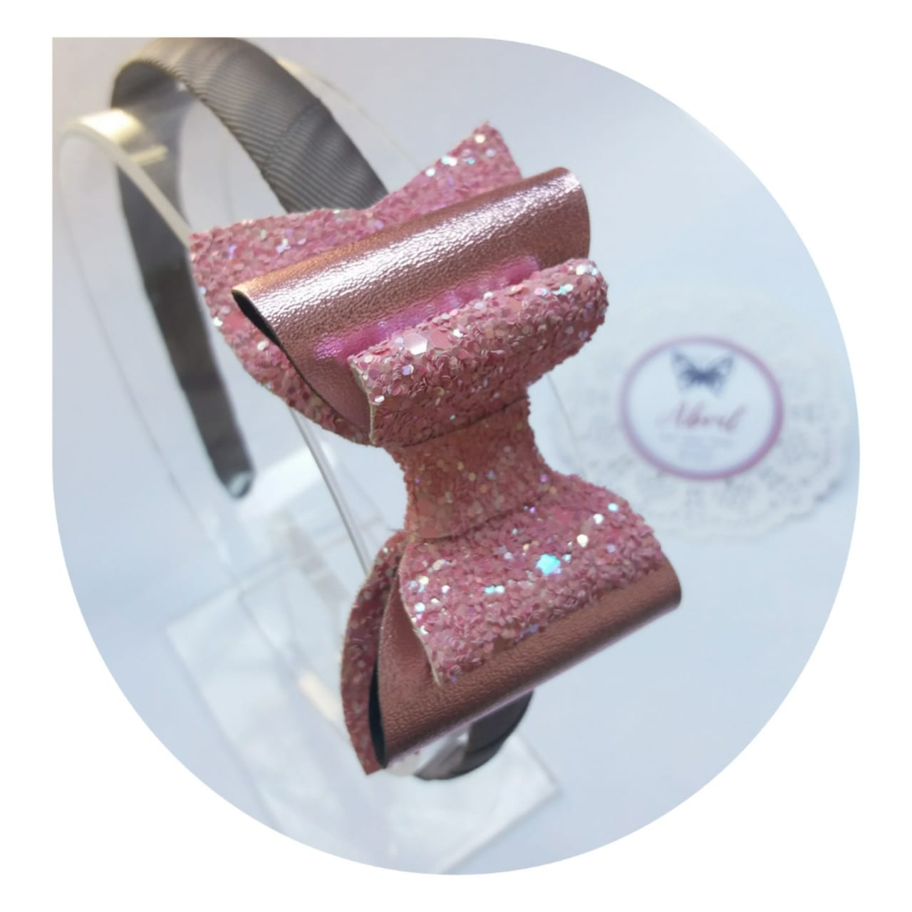 𝑳𝒂𝒛𝒐𝒔 𝑨𝒃𝒓𝒊𝒍 - 🦋 Moño glitter rosa en vincha 💗 También en... | Facebook