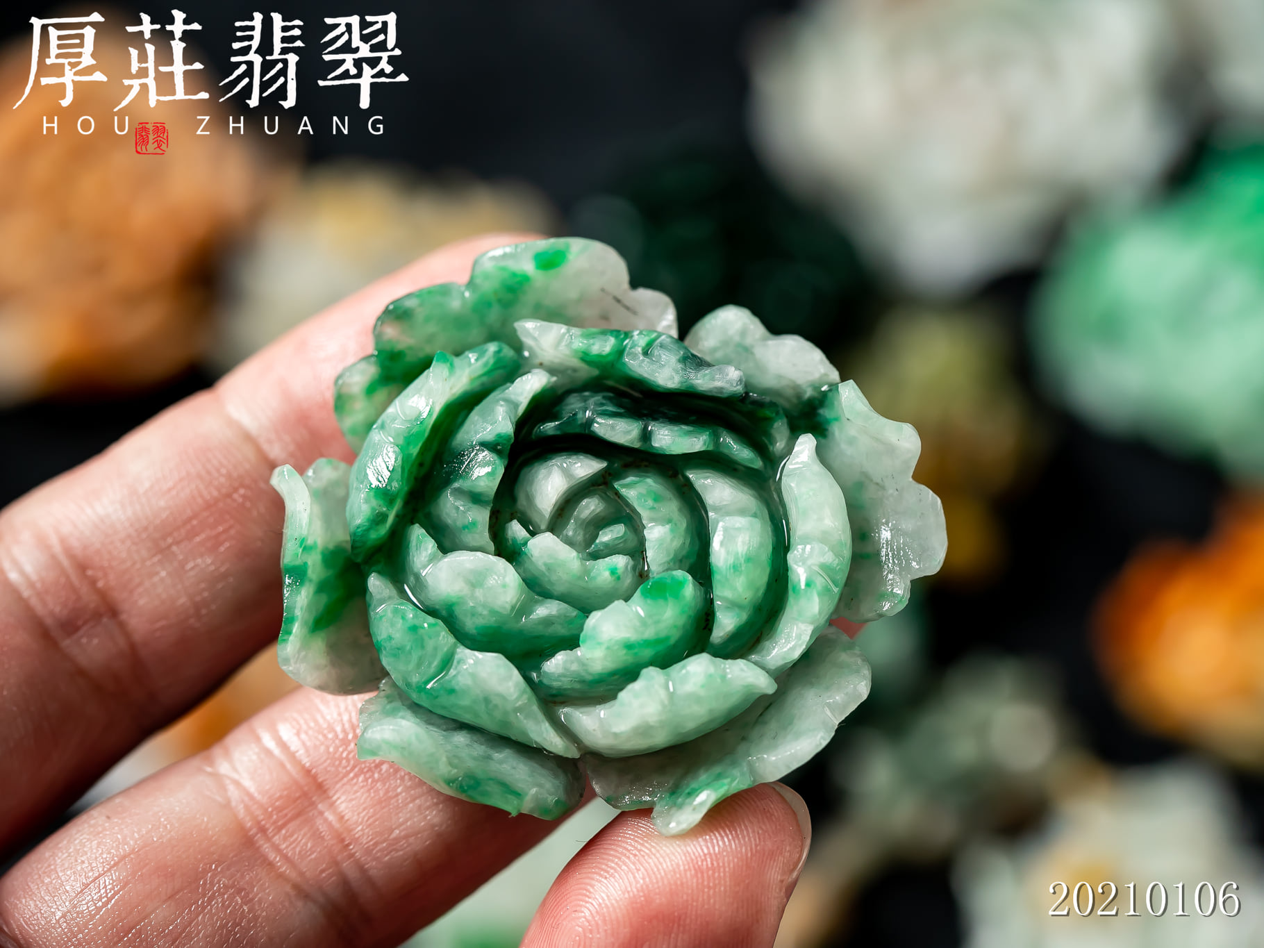 雕刻造型独特的翡翠花，俏色巧雕，寓意纯洁美好，拍下即送免费抛光，可