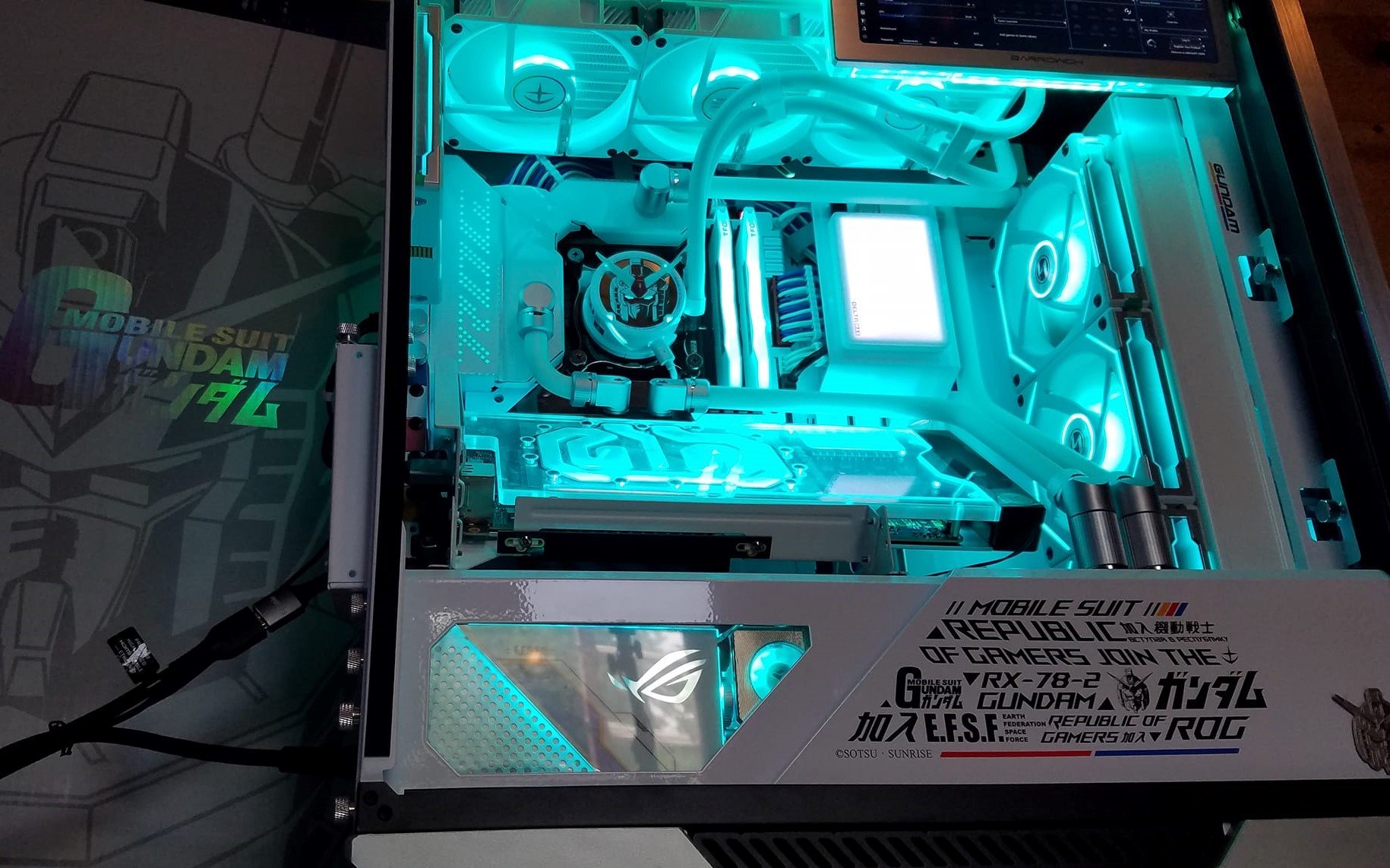 MADE FOR GUNDAM-THEMED SHOWCASE BUILDS - ROG Strix Helios GUNDAM