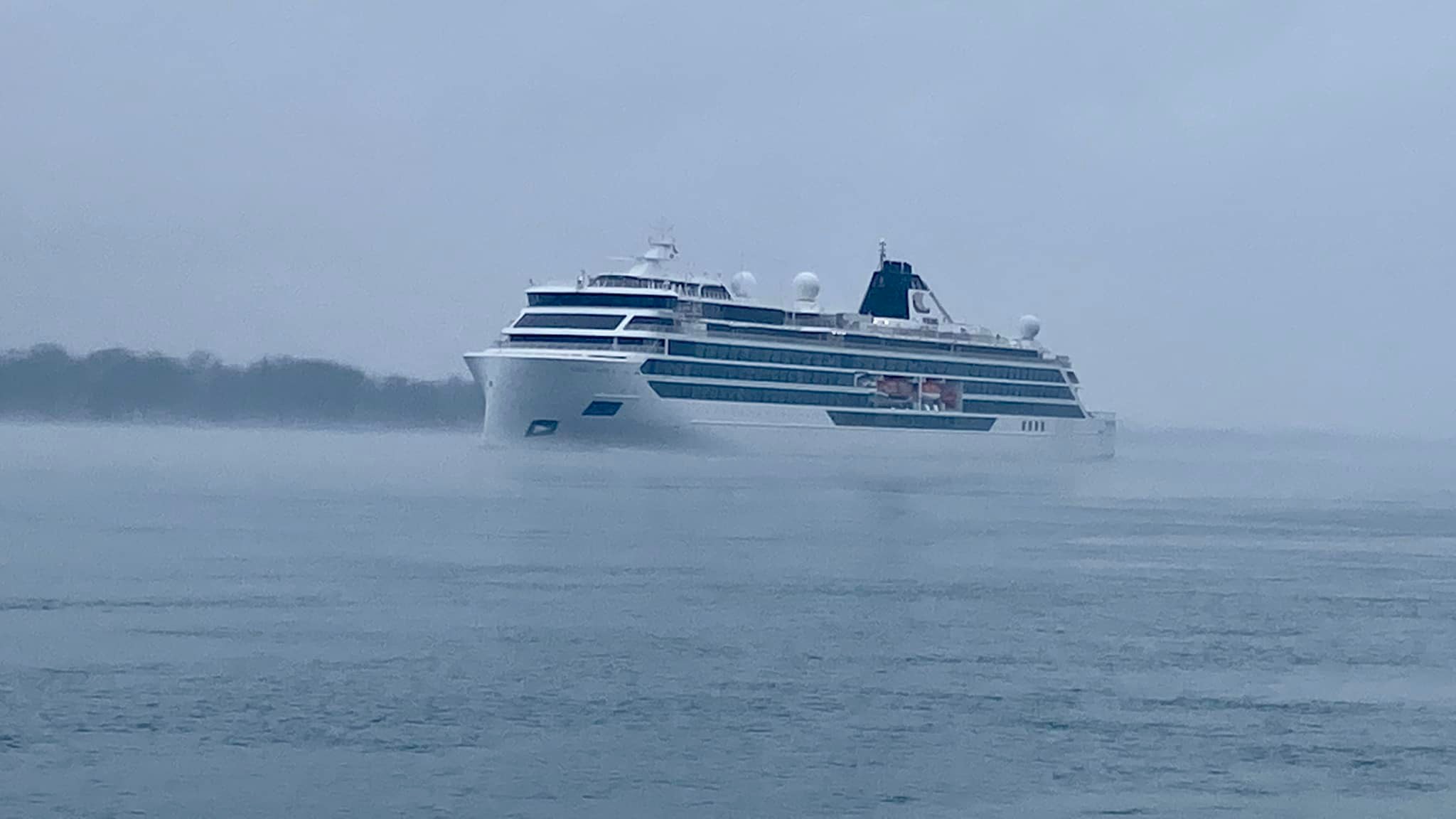 Viking Octantis downbound, Sarah Desgagnes upbound. Summerstown. 😊