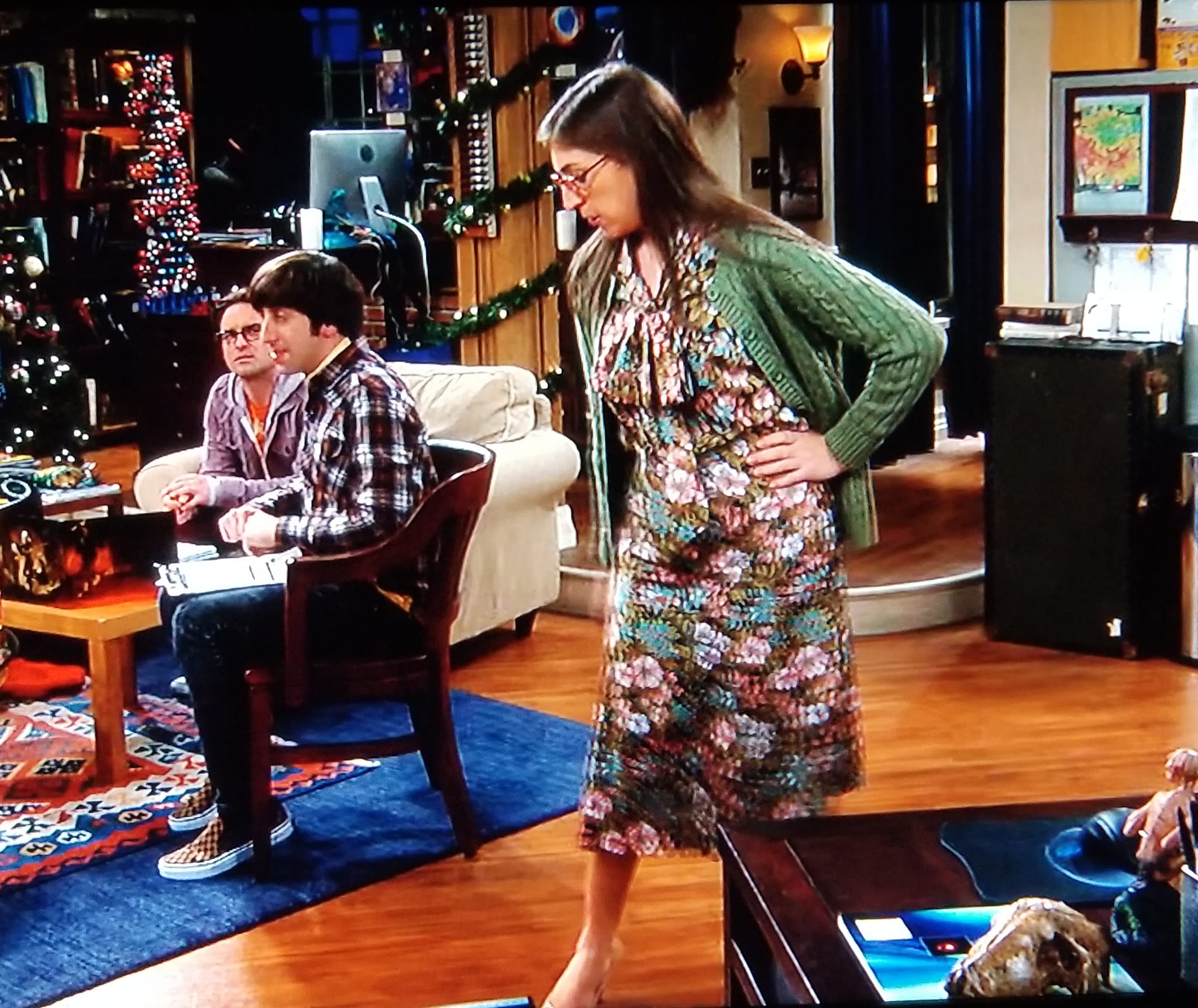 why does amy dress like an old lady Whoever dressed in the big bang theory was so mean imagine looking you're 80 when you are not even 40 yet🤦🏽‍♂️ 992