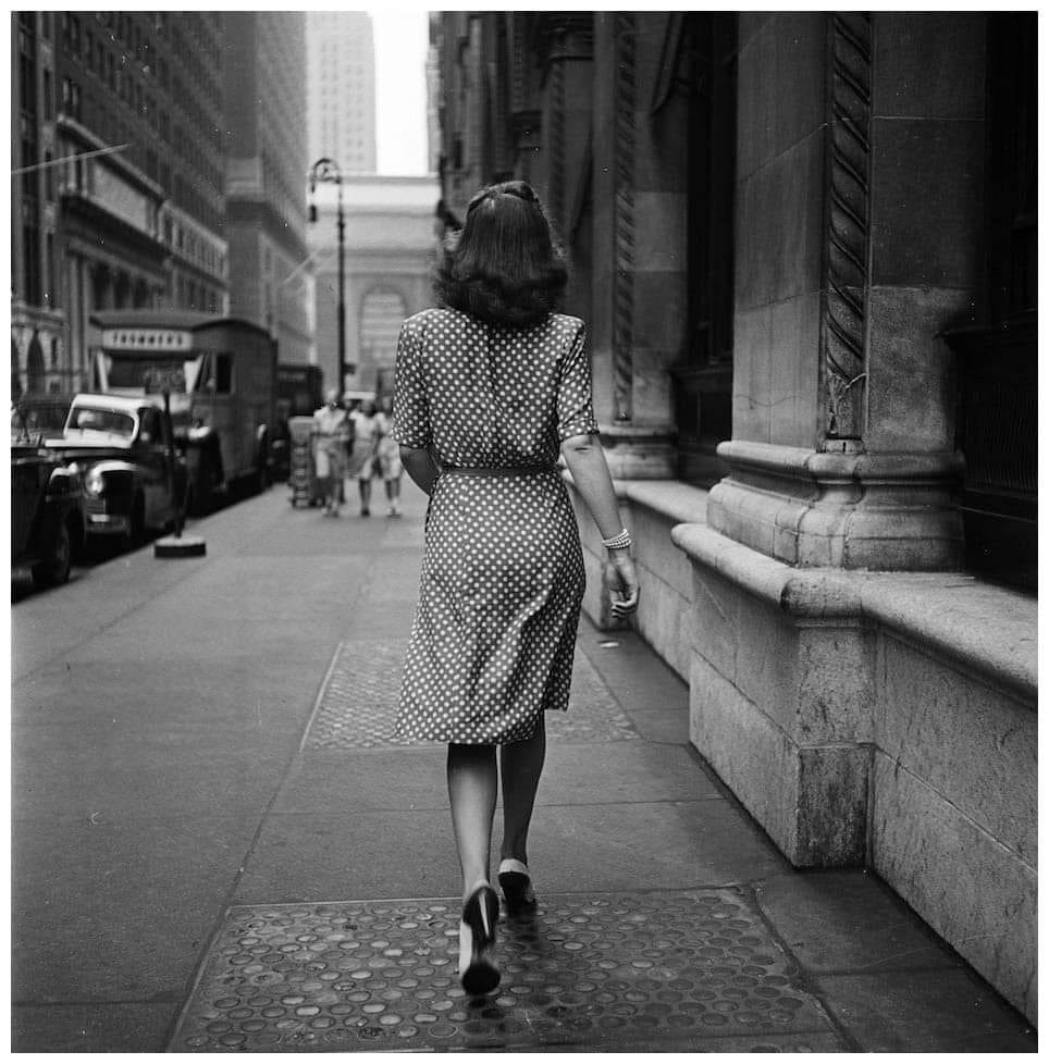 nyc polka dot dress lady Woman in walks to Grand Central in 1946 EU46