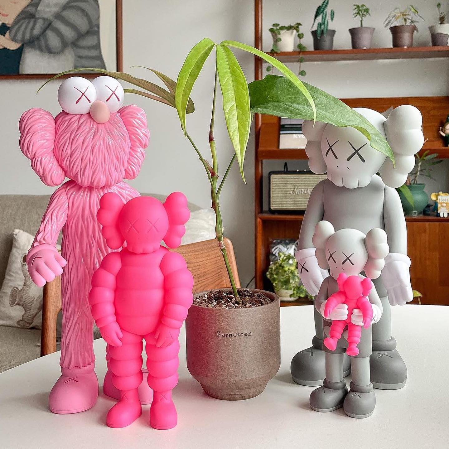 KAWS FAMILY FIGURE GREY/PINK 🎀🏡💕 Condition : New full set ราคา