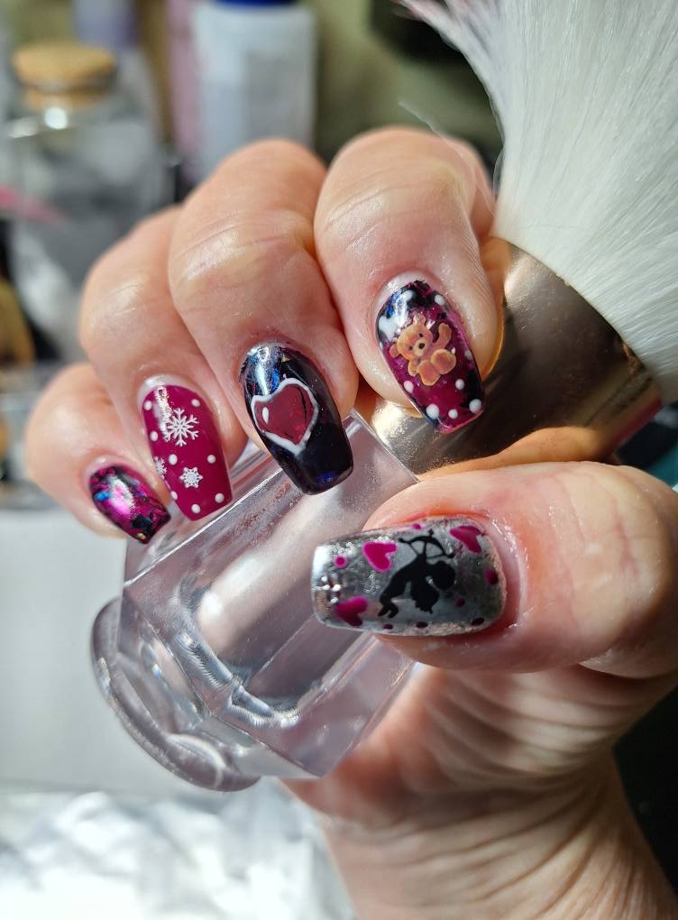 EVER NAIL Valentine No.2 グルー What are some Valentine's Day nail art ideas using foil and stickers?