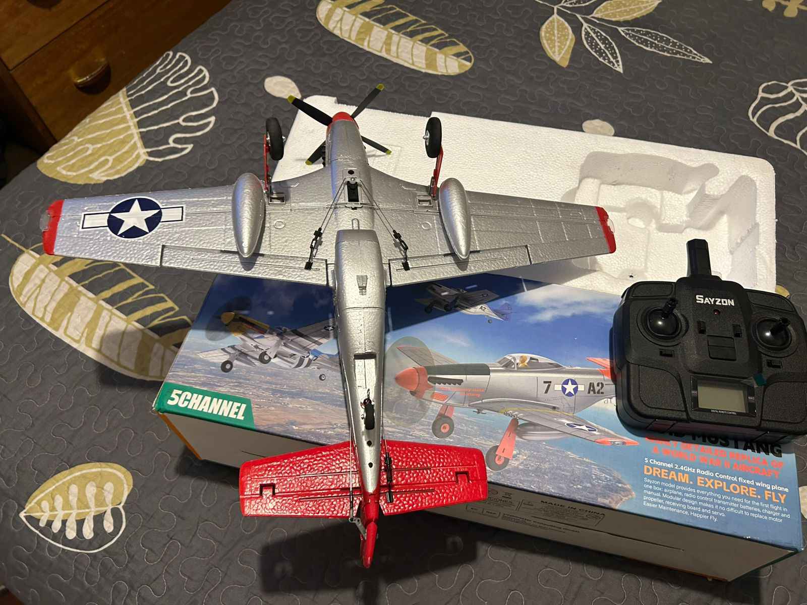 Avión RC P51D Mustang 5CH – Radio Control Con Motor Brushless, Estabilización Giroscópica 3D/6G, Batería 600mAh Y Hélice Repuesto Para Principiantes Y Expertos