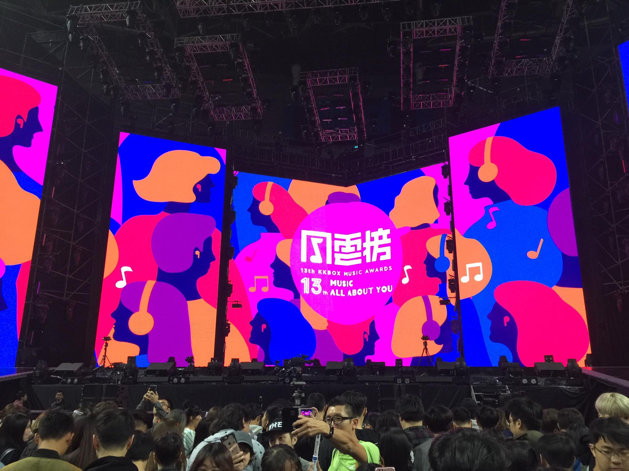 張嘉軒 - 開心啦！今天回到很久沒來的高雄巨蛋 參加了這個年度盛會，感謝 #廣仲賜票 #kkbox年度風雲榜... | Facebook