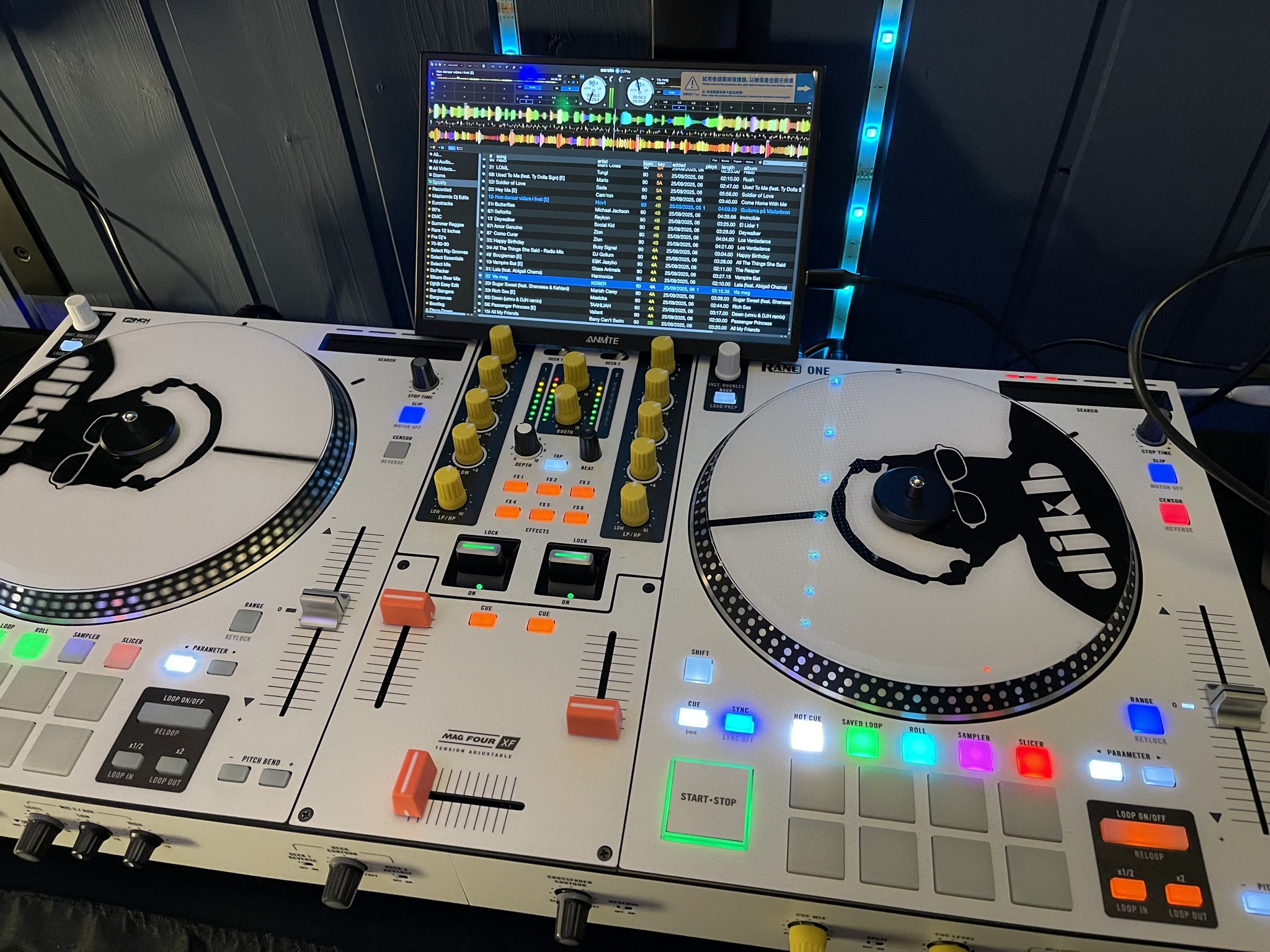 Matching white @skratchattach X10s on the RANE ONE MKII. Who'd