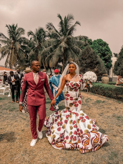 nigerian ankara bridesmaid dresses A fashion designer Called Chioma, had her white wedding wearing a custom made wedding dress. How creative is this? 📸: @TheIfunanya (Twitter) Classy ankara