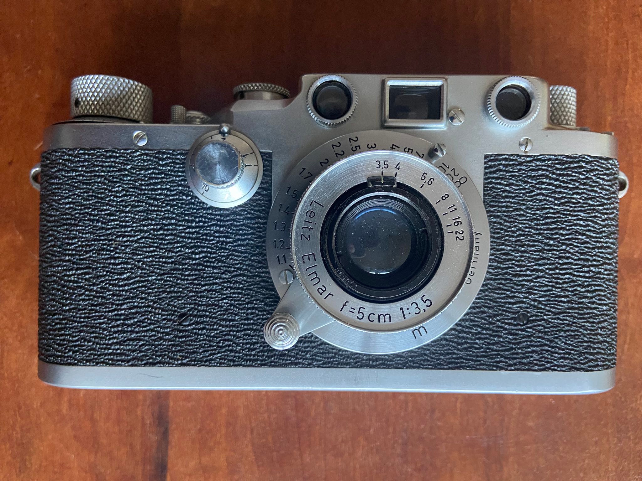 Leica IIIC with rare horizontal sharkskin vulcanite