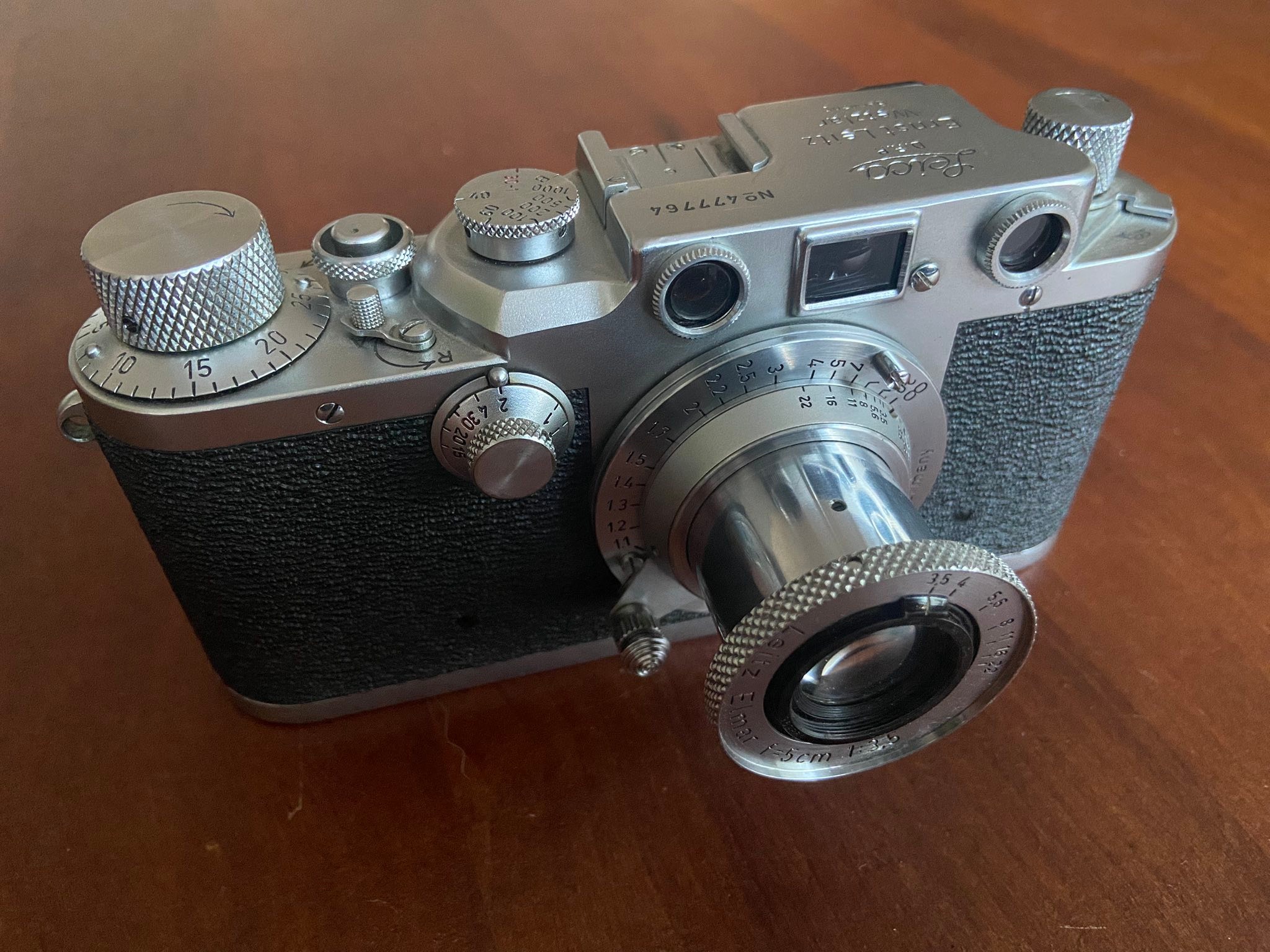 Leica IIIC with rare horizontal sharkskin vulcanite