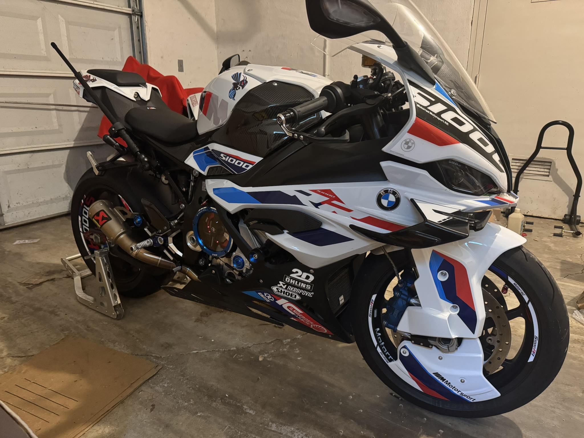 エルモア What to use to paint black fairings white on a BMW S1000RR?