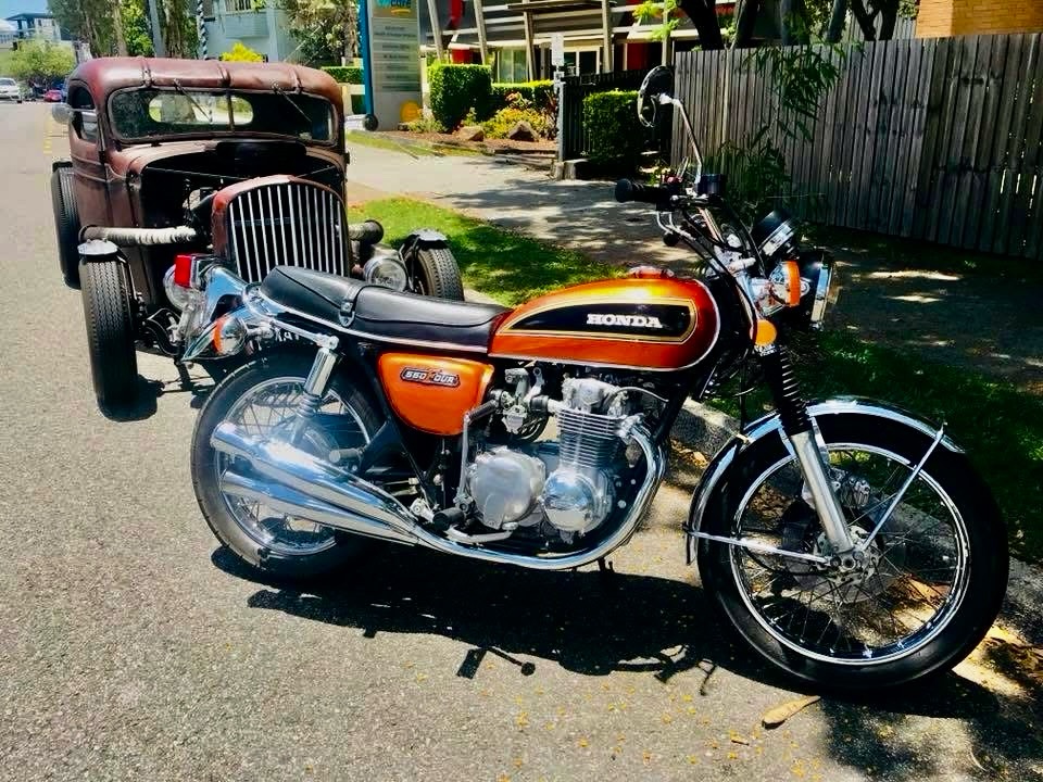 Self-restored Kinetic Honda ZX with vintage 90's feel