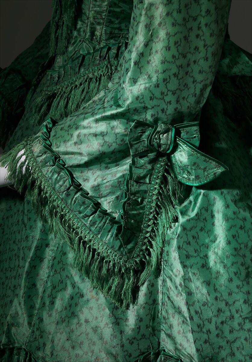 scheele's green dress ✓🌿A British-made silk from around 1870 is on display at the Metropolitan Museum of Art.🇺🇸 The dress's color may have been dyed with 