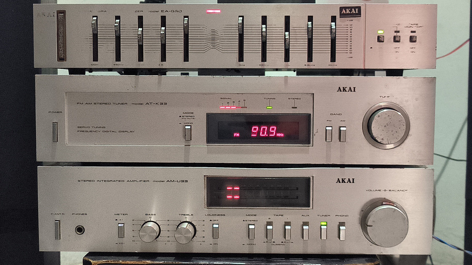 Akai 1982 Vintage Stereo System Akai AM-U33 Stereo Amplifier 43W