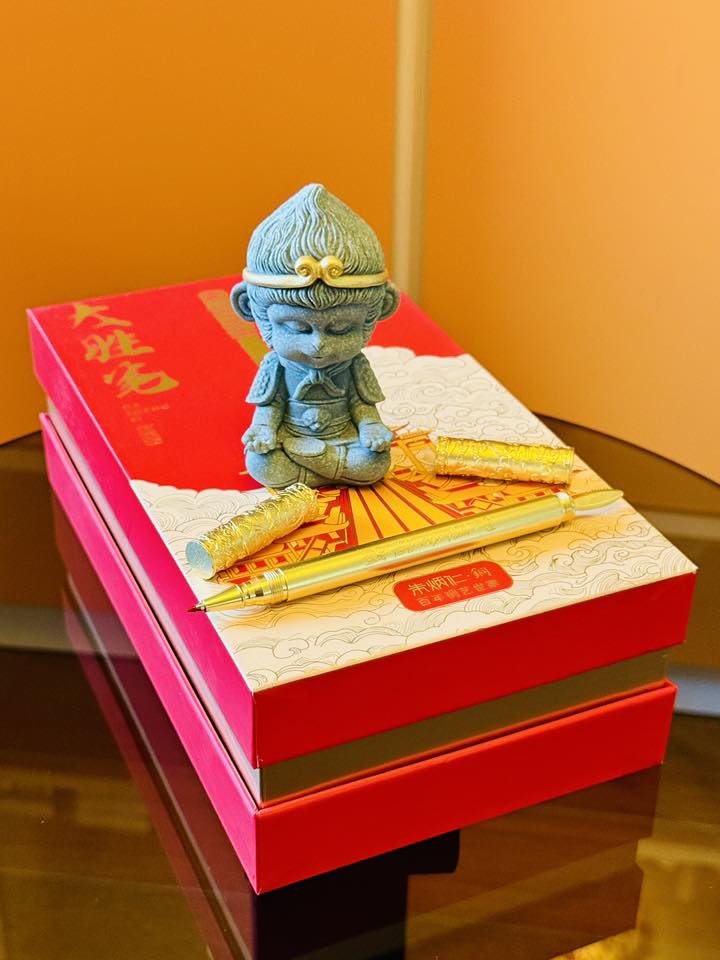 百年铜艺世家「朱炳仁·铜」，始于清同治末年，六代传承。一只小悟空