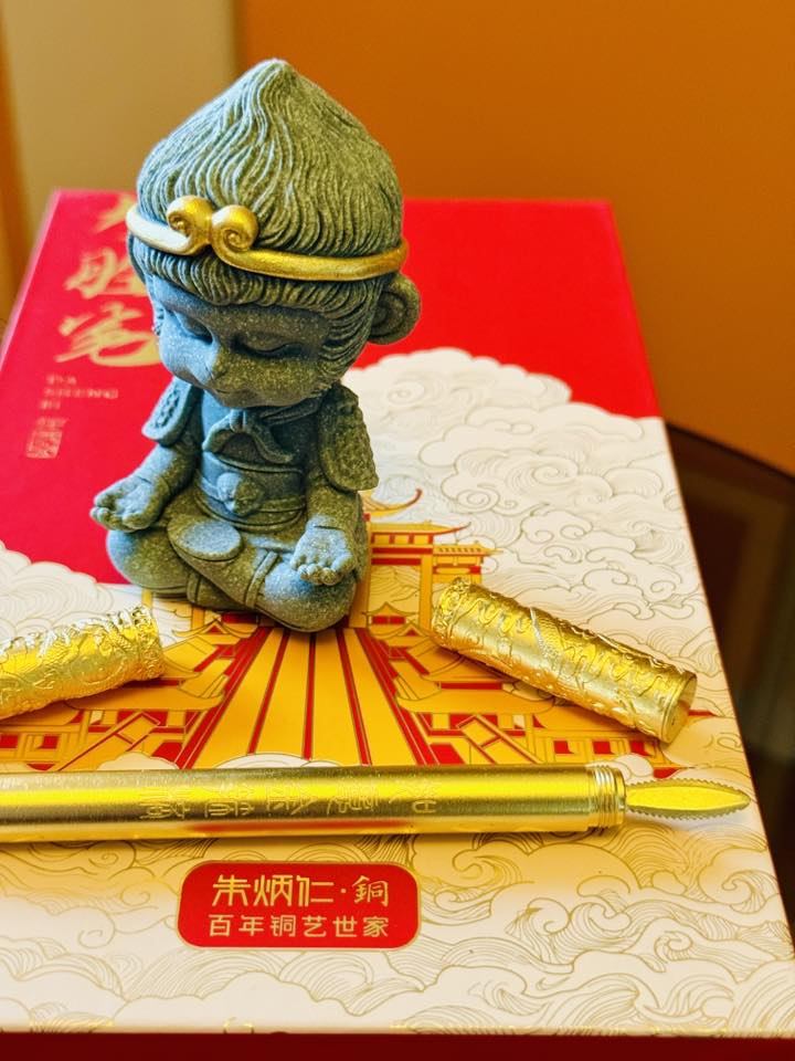 百年铜艺世家「朱炳仁·铜」，始于清同治末年，六代传承。一只小悟空