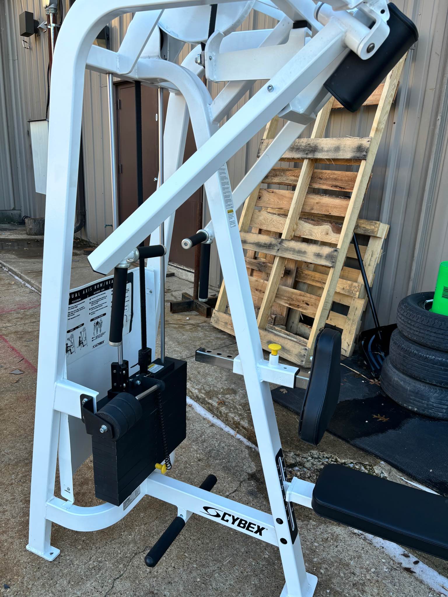 What old school gyms have multiple hack squat and preacher curl