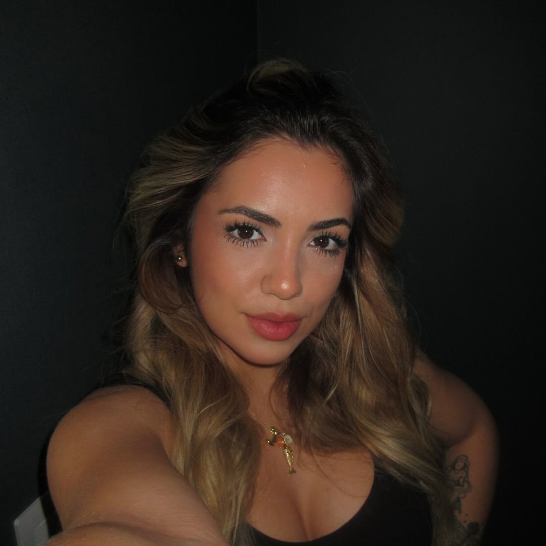 e com a Sissa que não sai do meu lado quando percebe que vou sair 😅 # ...