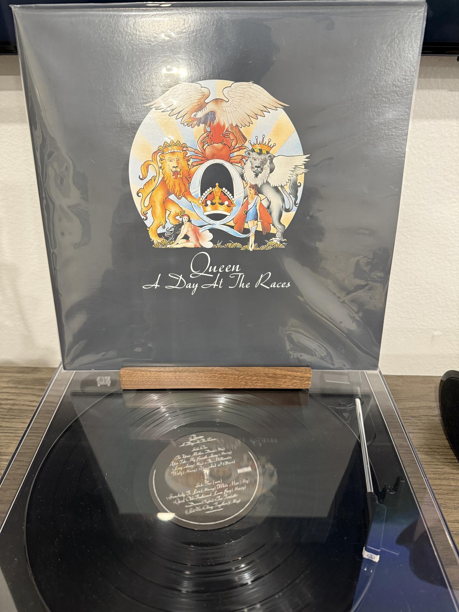 Queen album a day at the races