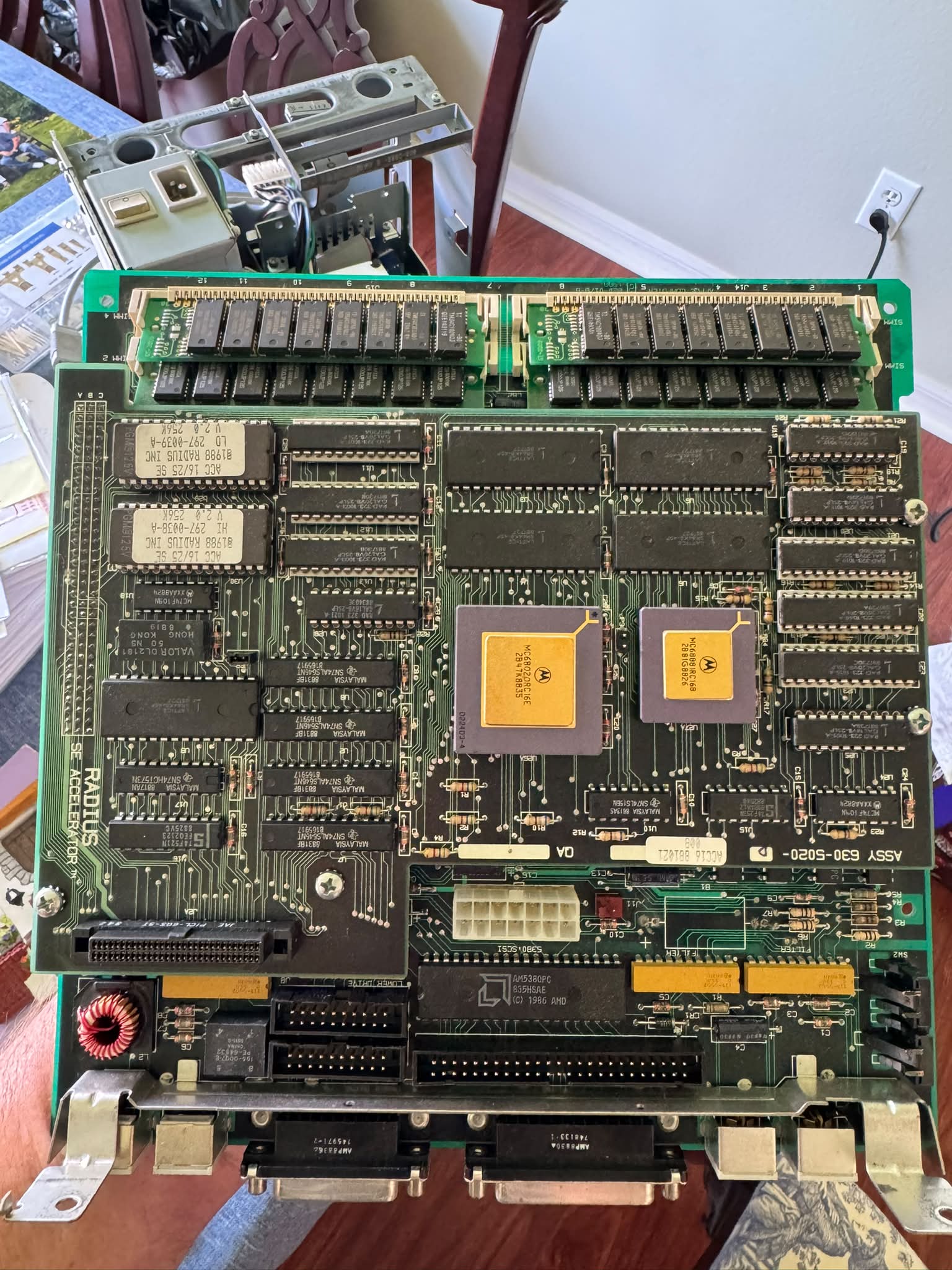 Can I connect an LCD display to my Macintosh SE with a Radius