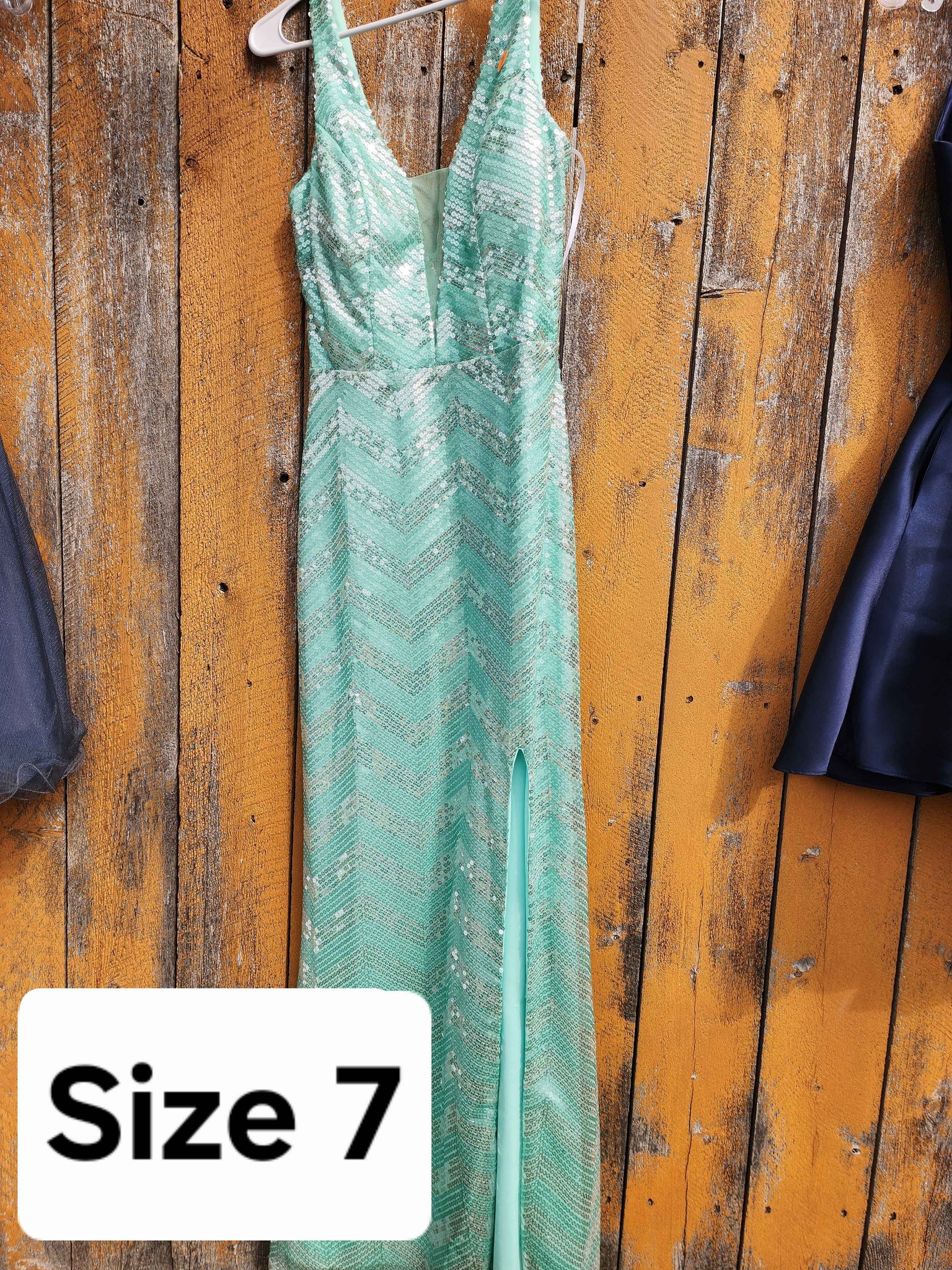 mint green chevron dress Stunning sequin gown is a size 7. This floor-length has a V-neckline, a sequin pattern, and a high side slit. The garment is from Macy's and includes the sustainable:LENZING TENCEL