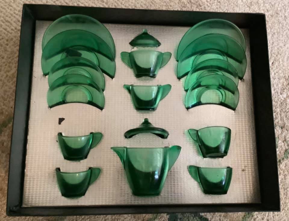 1920s AKRO AGATE CHILD'S TEA SET is a CUTIE! 💚