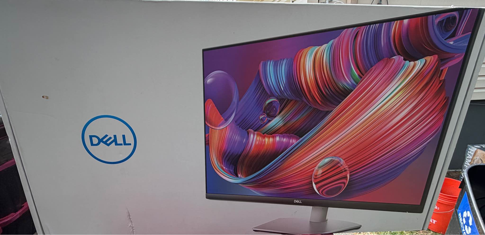 New 27-inch 4K UHD monitor has a 3840 x 2160 resolution and 60Hz 