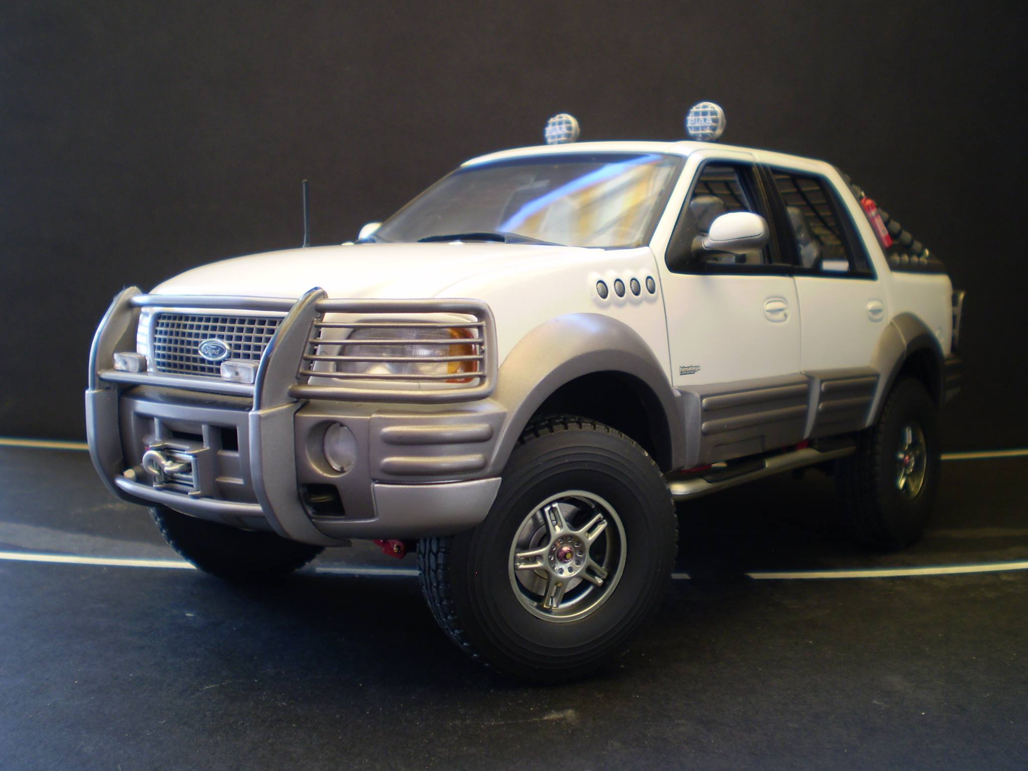 Ford Expedition Eddie Bauer by UT Models 1:18 scale
